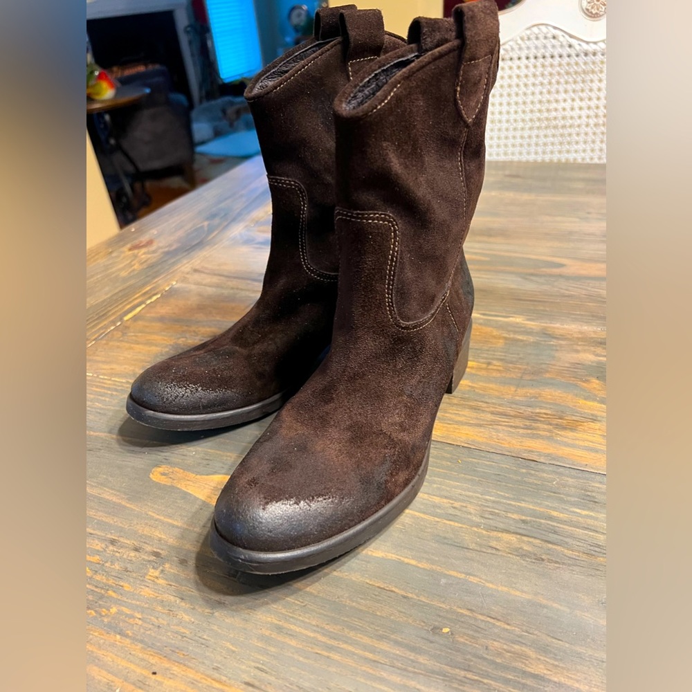 NEW! Dark Brown Suede Leather Boots, with a “distressed” look.  Size is 7.5/8. - Picture 2 of 9